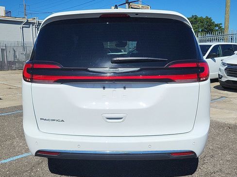 Used 2025 Chrysler Pacifica Select FWD image 8
