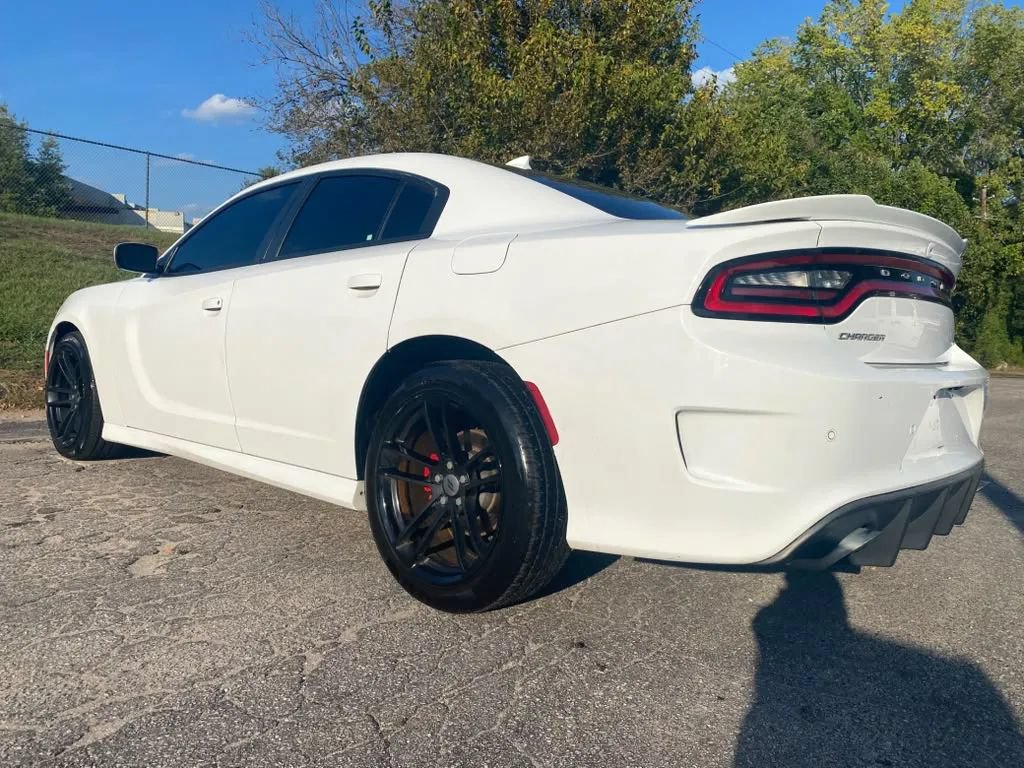 Used 2016 Dodge Charger SXT RWD image 2