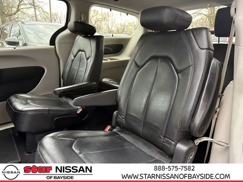 Used 2018 Chrysler Pacifica Touring-L image 13