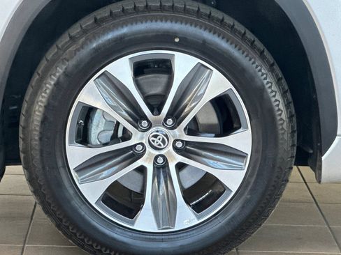 Certified 2024 Toyota Highlander XLE FWD image 27