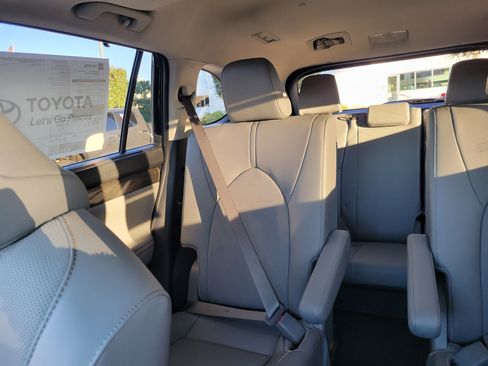 Used 2026 Toyota Highlander Limited image 21