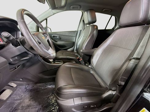 Used 2020 Chevrolet Trax LT w/ LT Convenience Package image 22