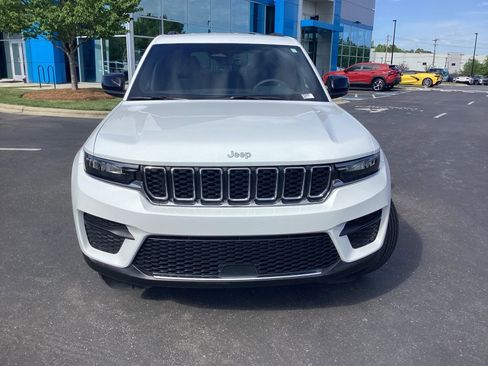 Used 2025 Jeep Grand Cherokee Laredo w/ Luxury Tech Group I AWD/4WD image 4