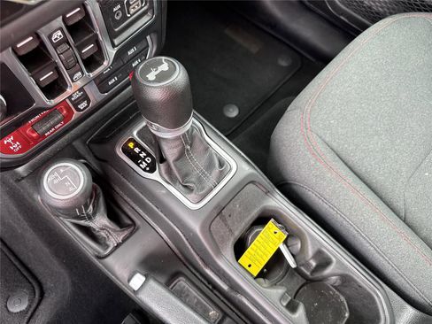 Used 2025 Jeep Wrangler Unlimited Rubicon AWD/4WD image 28