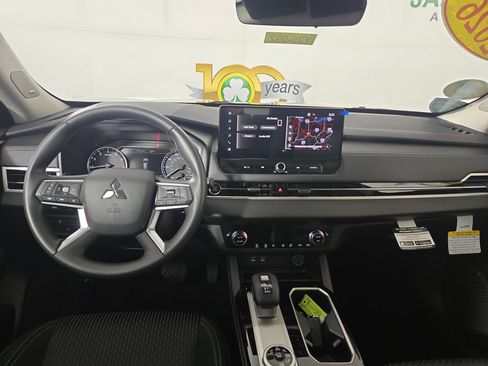 New 2026 Mitsubishi Outlander ES image 12