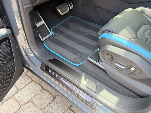 Used 2025 Lamborghini Urus SE image 31