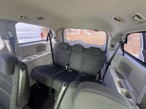 Used 2010 Dodge Grand Caravan SE image 18