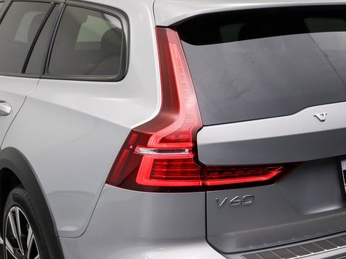 Used 2025 Volvo V60 B5 Cross Country Ultra w/ Protection Package Premier AWD/4WD image 11