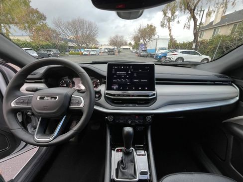 Used 2025 Jeep Compass Limited image 34