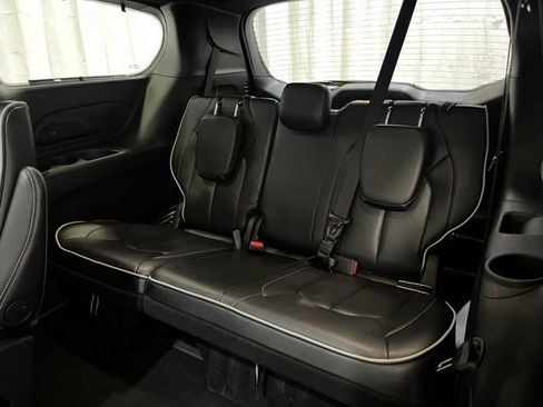 Used 2025 Chrysler Pacifica Limited FWD image 12