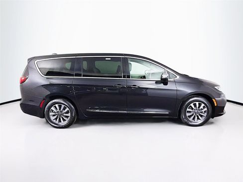 Used 2023 Chrysler Pacifica Limited FWD image 8