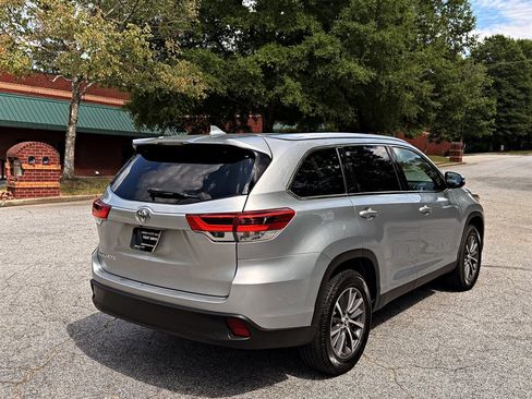 Used 2019 Toyota Highlander XLE FWD image 5