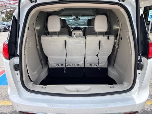 Used 2019 Chrysler Pacifica Touring-L Plus w/ Tire & Wheel Group FWD image 12