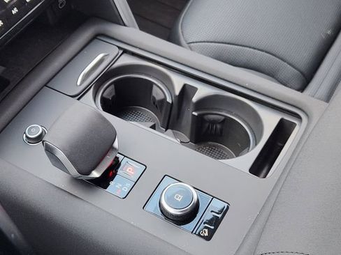 Used 2025 Land Rover Discovery S image 19