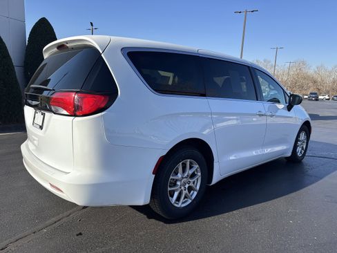 Used 2024 Chrysler Voyager LX image 4