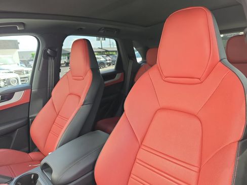 Used 2024 Porsche Cayenne AWD/4WD image 19
