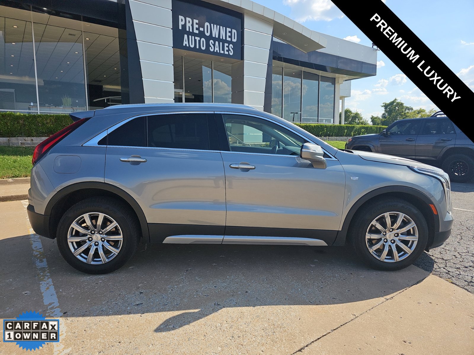 Used 2023 Cadillac XT4 Premium Luxury FWD image 2