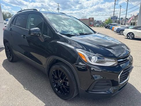 Used 2022 Chevrolet Trax LT w/ Midnight Edition AWD/4WD image 4