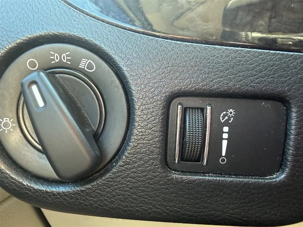 Used 2016 Dodge Grand Caravan SXT w/ UConnect Hands-Free Group FWD image 15