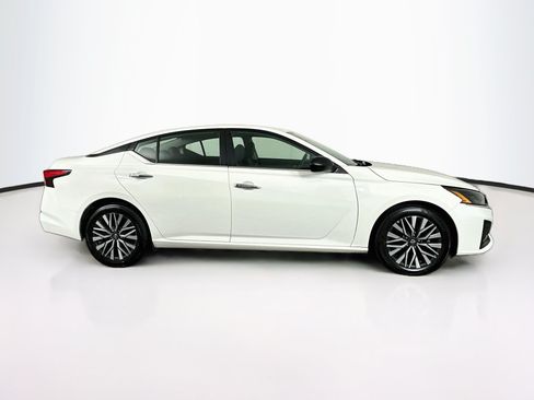 Used 2025 Nissan Altima 2.5 SV FWD image 10