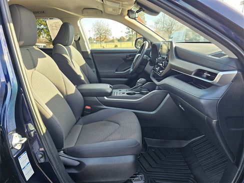 Used 2022 Toyota Highlander LE image 10