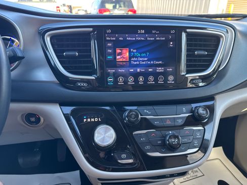 Used 2018 Chrysler Pacifica Touring-L image 28