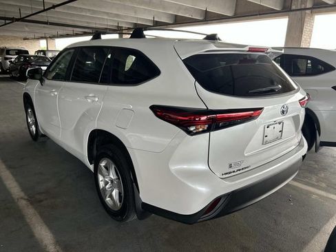 Used 2023 Toyota Highlander LE FWD image 2