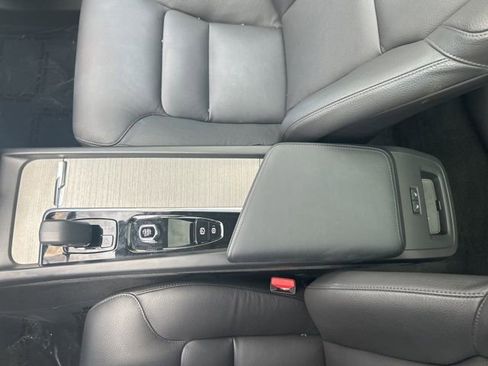 Certified 2025 Volvo XC60 B5 Plus w/ Climate Package AWD/4WD image 26