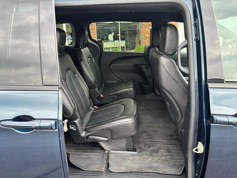 Used 2023 Chrysler Pacifica Touring-L w/ S Appearance Package FWD image 14