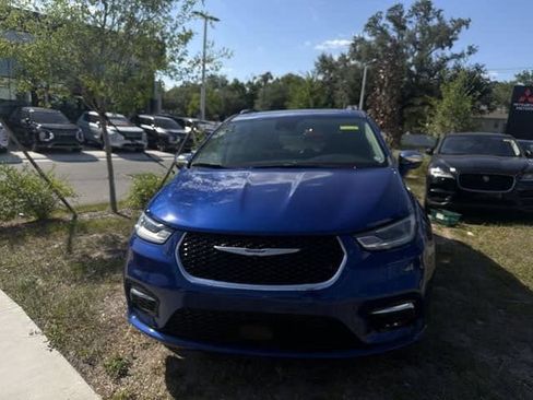 Used 2021 Chrysler Pacifica Limited AWD/4WD image 11