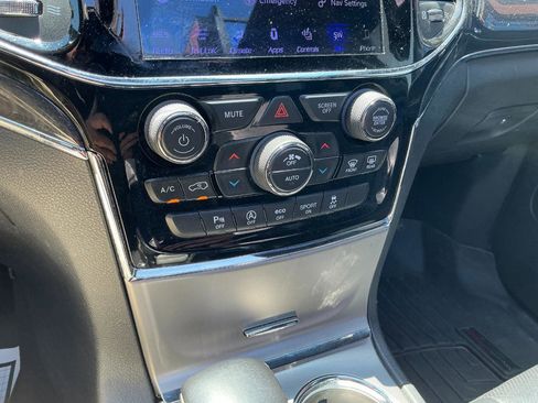 Used 2019 Jeep Grand Cherokee Overland AWD/4WD image 14