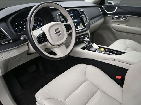 Used 2020 Volvo XC90 T6 Momentum AWD/4WD image 2