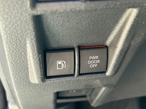 Used 2024 Toyota Sienna Platinum image 29