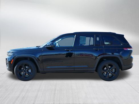 Used 2023 Jeep Grand Cherokee Limited w/ Black Appearance Package image 4
