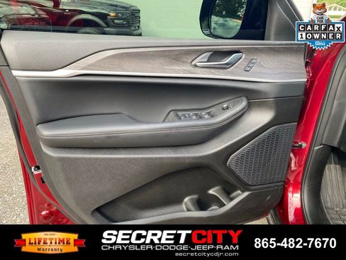 Used 2025 Jeep Grand Cherokee Limited w/ Black Appearance Package AWD/4WD image 13
