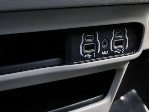 Used 2024 Chrysler Voyager LX image 28