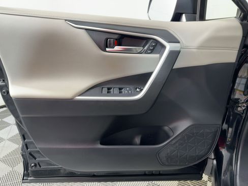 Used 2019 Toyota RAV4 Limited image 11