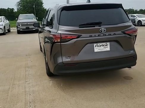 Used 2021 Toyota Sienna XLE AWD/4WD image 7