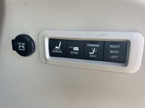 Used 2022 Chrysler Pacifica Limited image 12