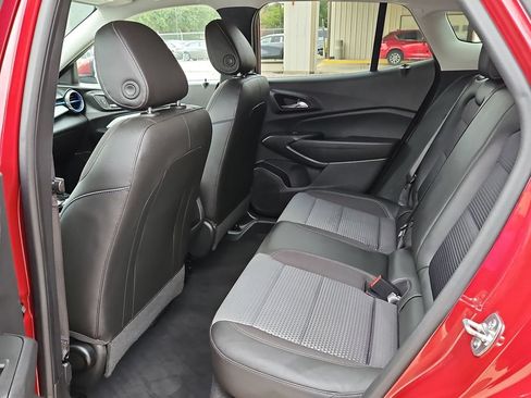 Used 2025 Chevrolet Trax LT w/ LT Convenience Package FWD image 28