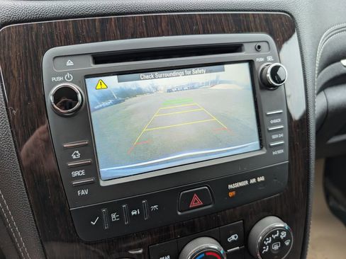 Used 2015 Chevrolet Traverse LT w/ Style and Technology Package image 3