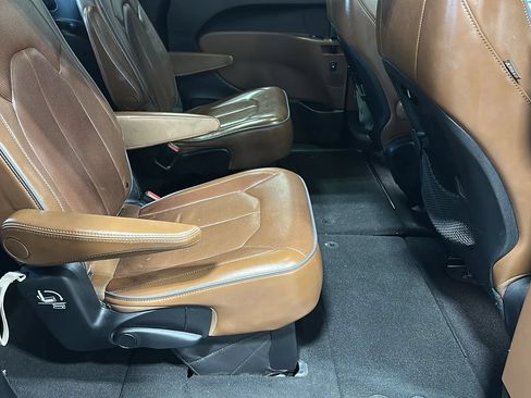 Used 2017 Chrysler Pacifica Limited w/ Tire & Wheel Group FWD image 17
