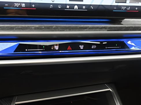 Used 2023 BMW i7 xDrive60 AWD/4WD image 43