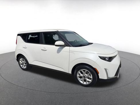 Used 2025 Kia Soul LX w/ LX Technology Package FWD image 2