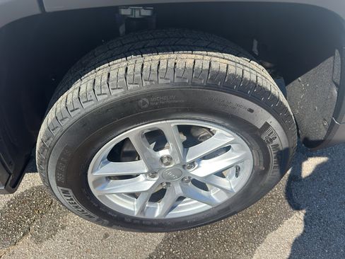 Used 2025 Jeep Grand Cherokee Laredo X RWD image 23