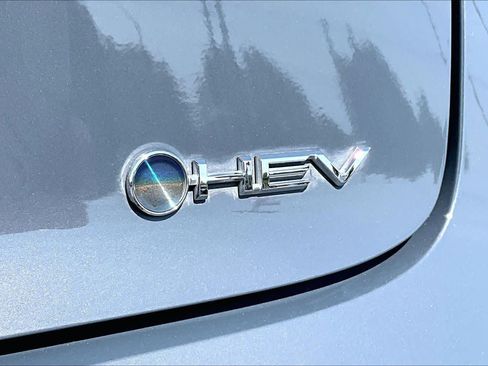 Used 2024 Toyota Prius XLE FWD image 9