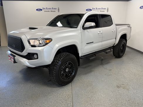 Used 2022 Toyota Tacoma TRD Sport w/ Technology Package AWD/4WD image 3