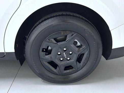 Used 2025 Kia Carnival FWD image 22