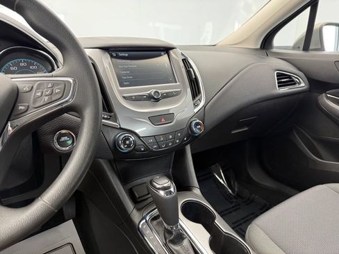 Used 2018 Chevrolet Cruze LT w/ Convenience Package FWD image 6