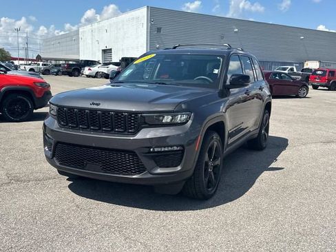 Used 2023 Jeep Grand Cherokee Limited w/ Black Appearance Package AWD/4WD image 9